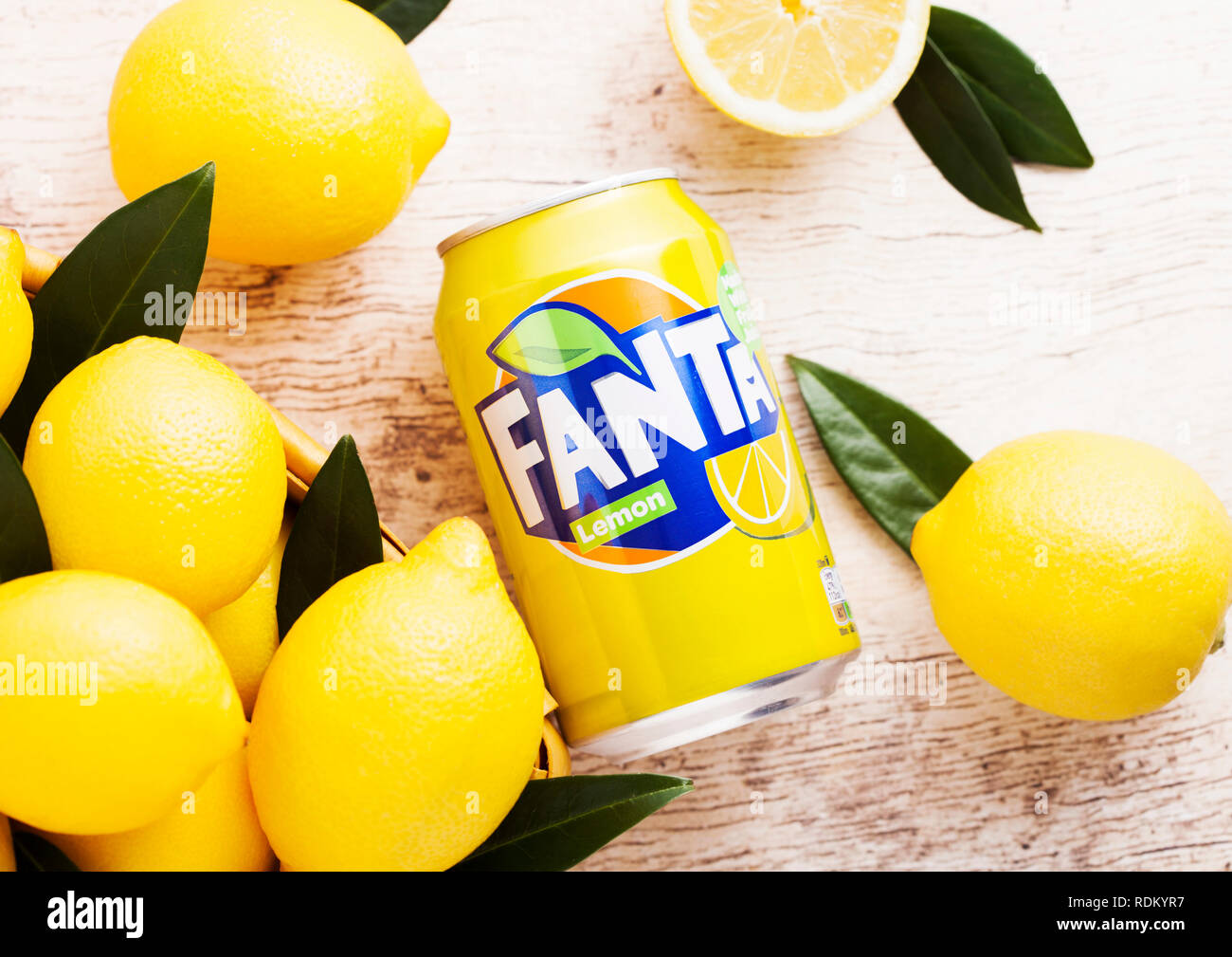 LONDON, UK, 15. JANUAR 2019: Aluminium kann von Fanta Lemon Soft Drink mit frischen Zitronen auf hölzernen backgroundt. Fanta ist beliebt Fruchtsaft- und aromatisierte Getränke ohne CO2 Stockfoto