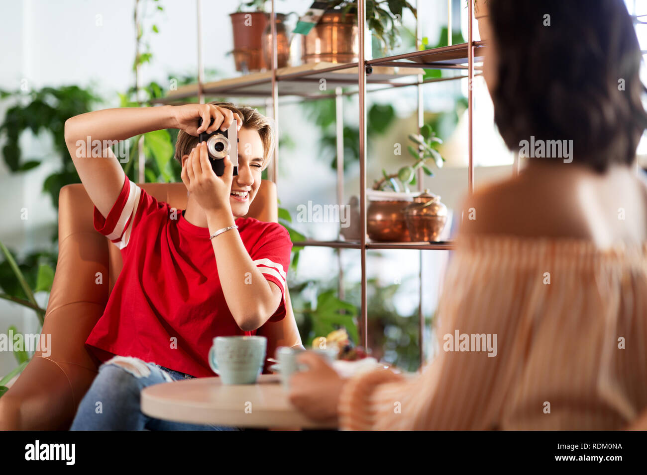 Frauen trinken Kaffee und Fotografieren im Cafe Stockfoto