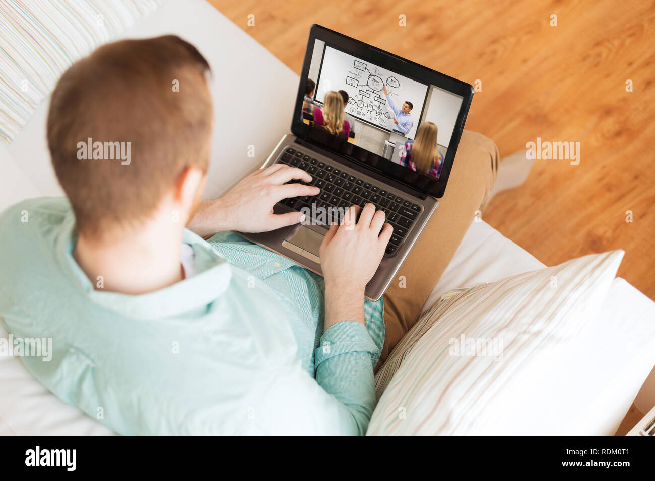 Mann ansehen Webinar am Laptop Computer zu Hause. Stockfoto