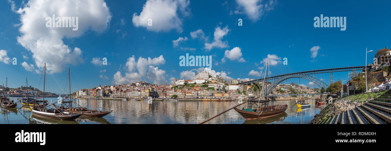 Port-Weinkeller lagern und transportieren Boote am Fluss bestehenden in Vila Nova De Gaia gegenüber Porto, Portugal Stockfoto