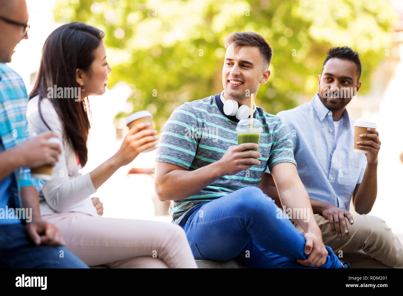 Freunde trinken Kaffee und Saft im Gespräch in Stadt Stockfoto