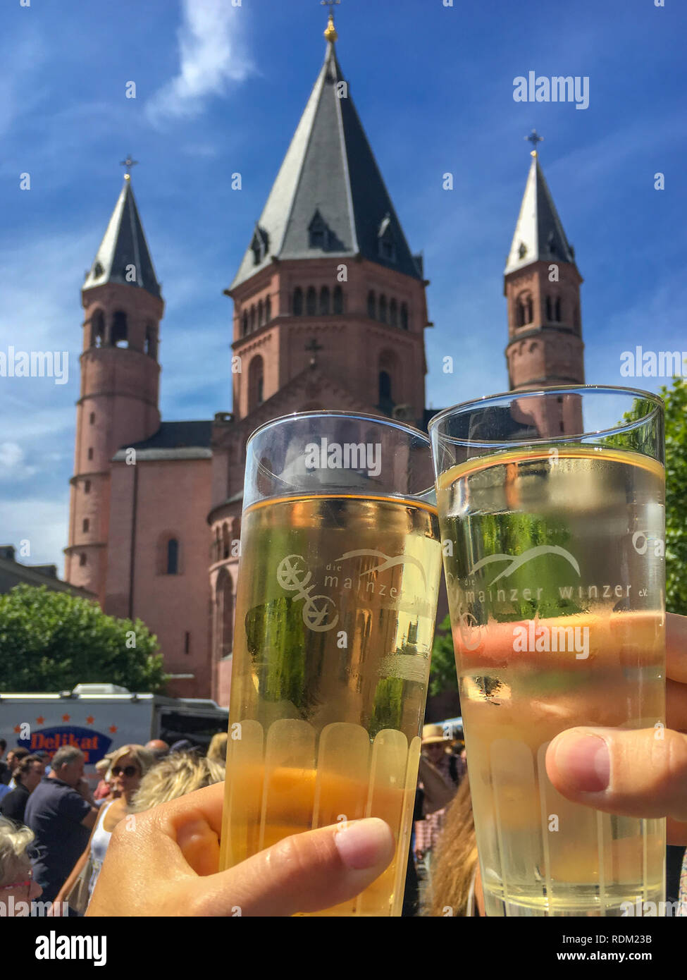 Mainz, Deutschland - 29. Juli 2017: Zwei klirren Gläser mit schorle  (weinschorle) am Mainzer Marktfruehstueck vor der Mainzer Dom im Sommer  Stockfotografie - Alamy