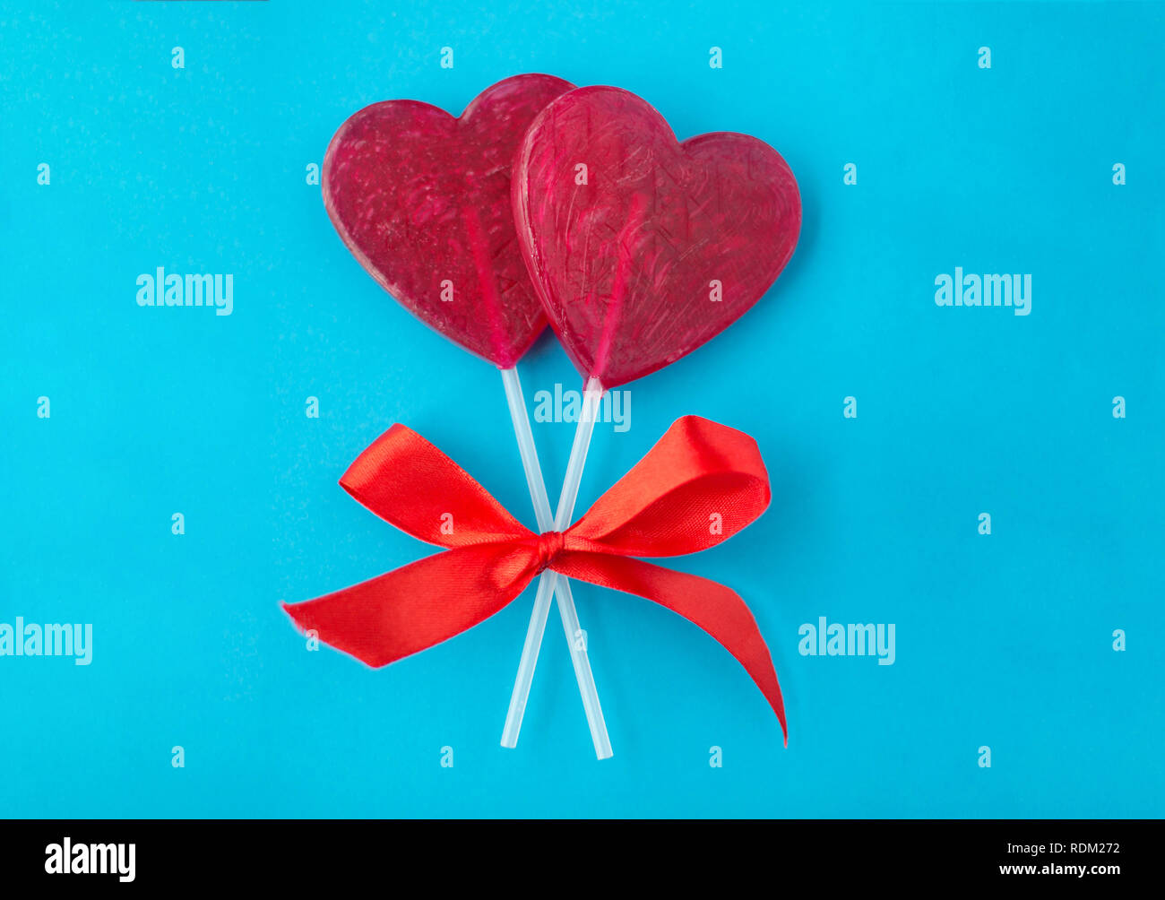 Rote herzförmige Lollis für Valentines Tag Stockfoto