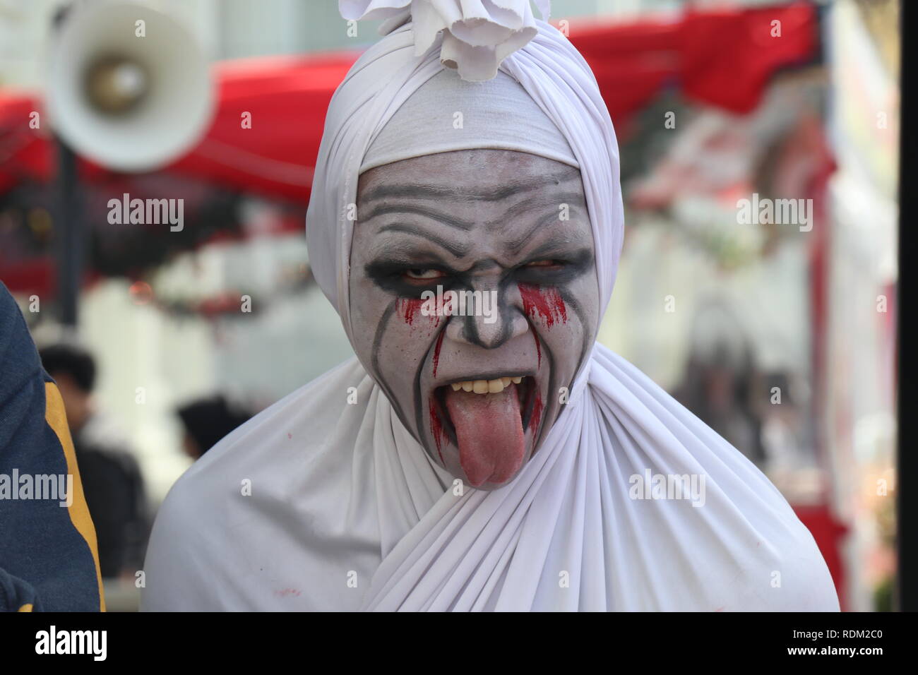 Mann spielt "pocong" Rolle. Ein unheimliches Gespenst in indonesischen glaubt. Stockfoto
