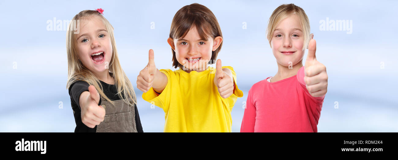 Gruppe von Kindern Kinder lächelnden jungen Mädchen erfolg Daumen hoch positive banner Junge Stockfoto