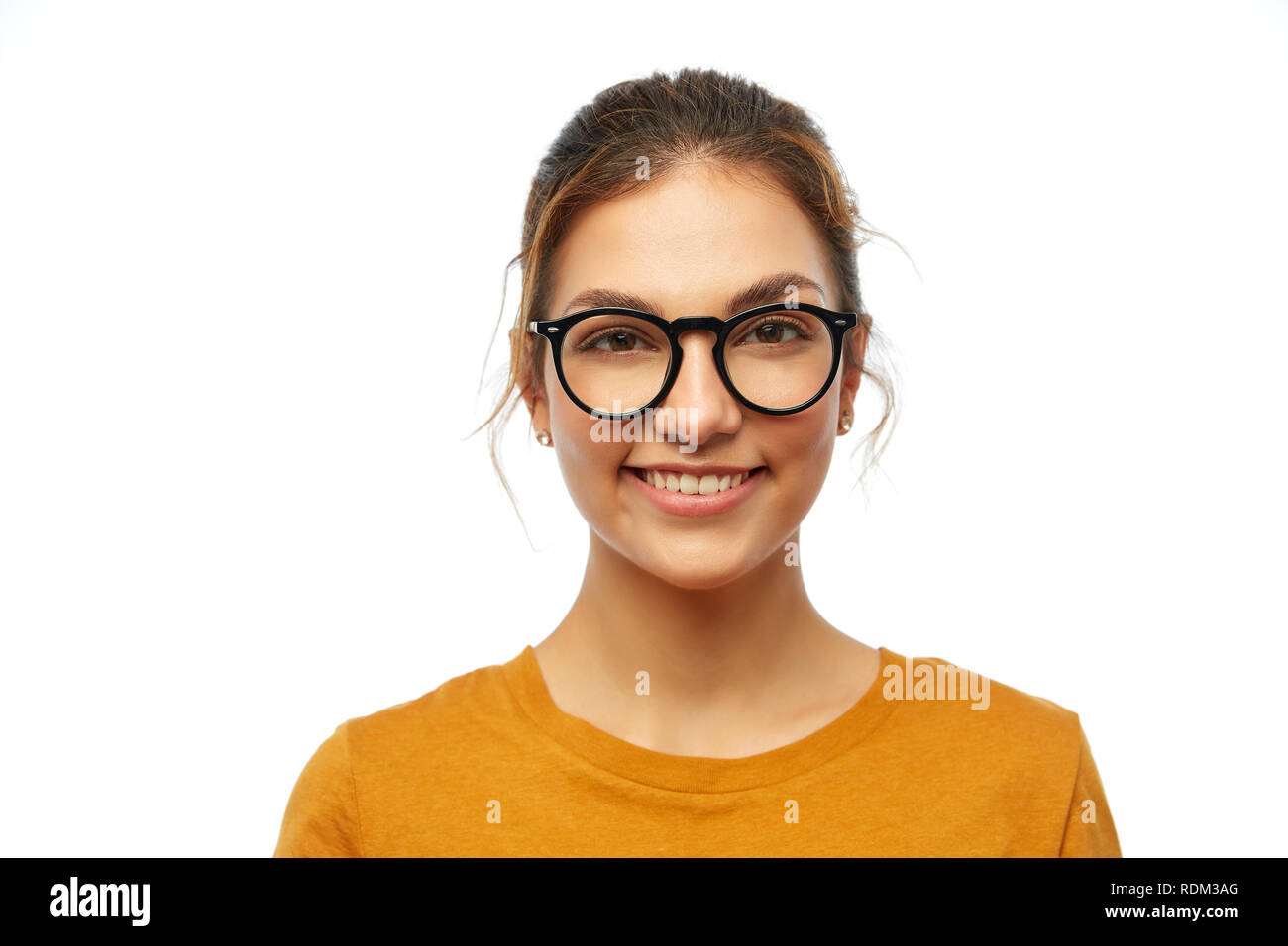 Smiling Student Mädchen in Gläsern über Weiß Stockfoto