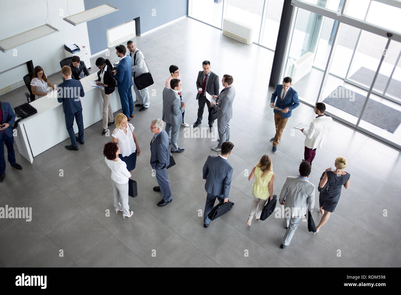 Konzept der erfolgreichen multiethnischen Kollegen auf business meeting im Unternehmen Stockfoto