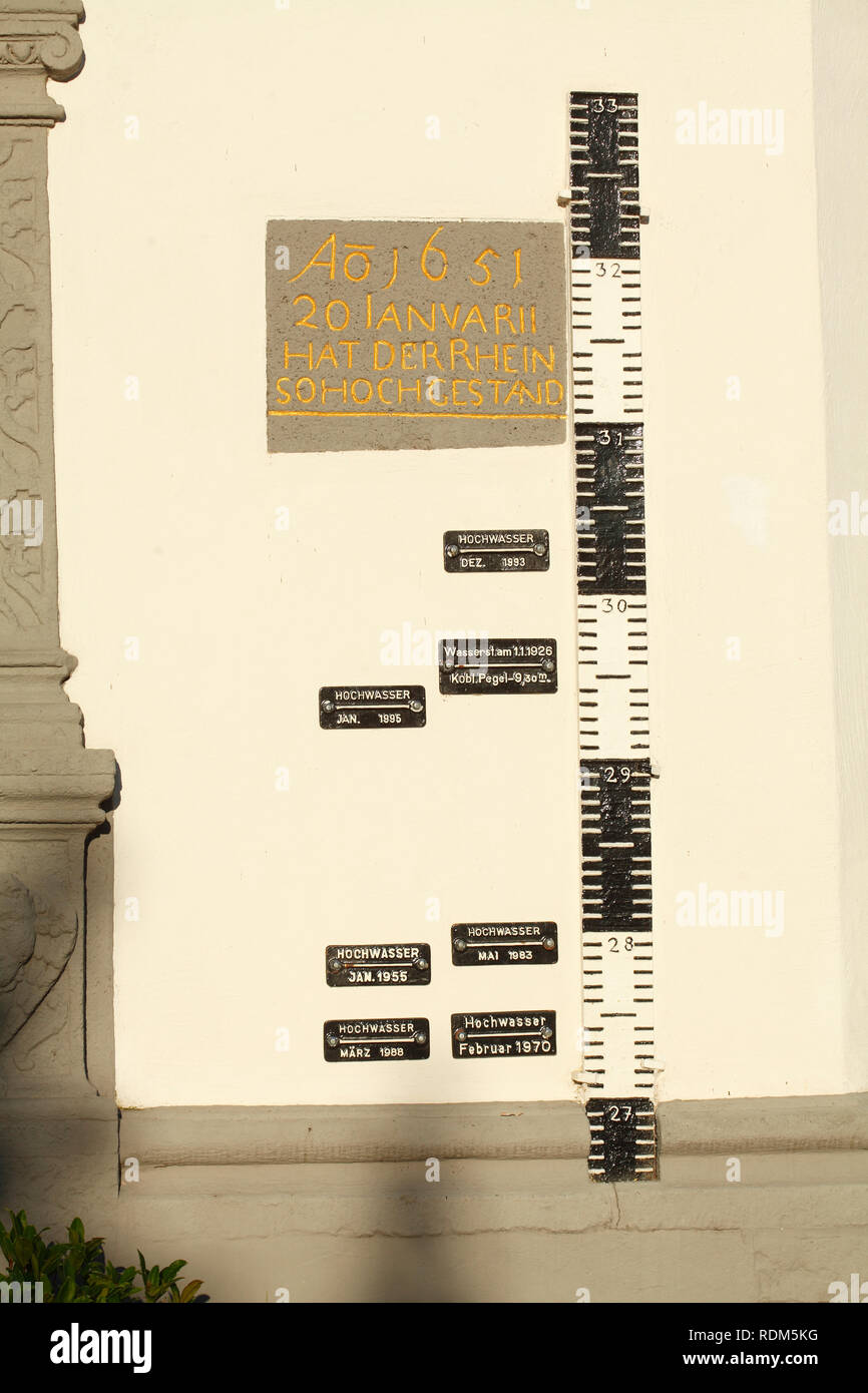 Wasserstand Manometer, Ebene am Haus am Rhein, Koblenz, Rheinland-Pfalz, Deutschland Ich bin Pegelhau Wasserstandsanzeige, Hochwasserstände Stockfoto