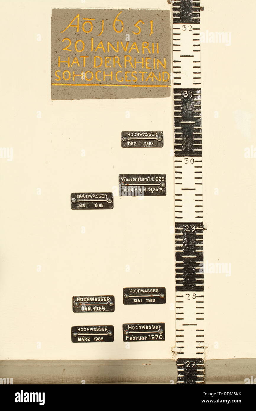 Wasserstand Manometer, Ebene am Haus am Rhein, Koblenz, Rheinland-Pfalz, Deutschland Ich bin Pegelhau Wasserstandsanzeige, Hochwasserstände Stockfoto