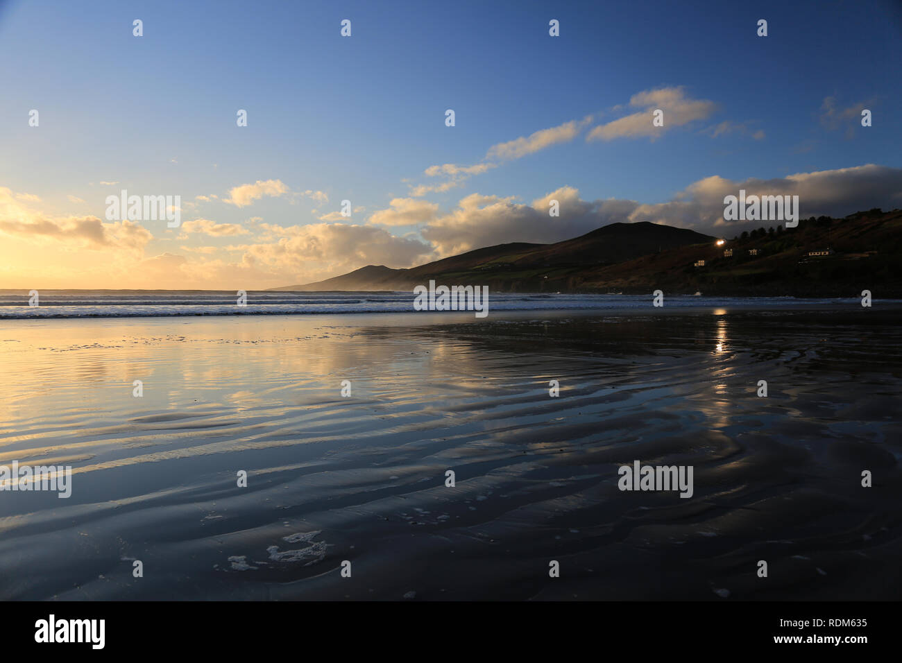 Die Sonnenuntergänge Reflexion auf Vorland, wilden Atlantik, County Kerry, Irland Stockfoto