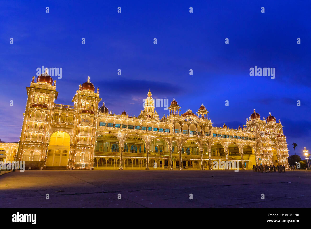 Mysore Palast bei Nacht beleuchtet, Mysuru, Karnataka, Indien Stockfoto