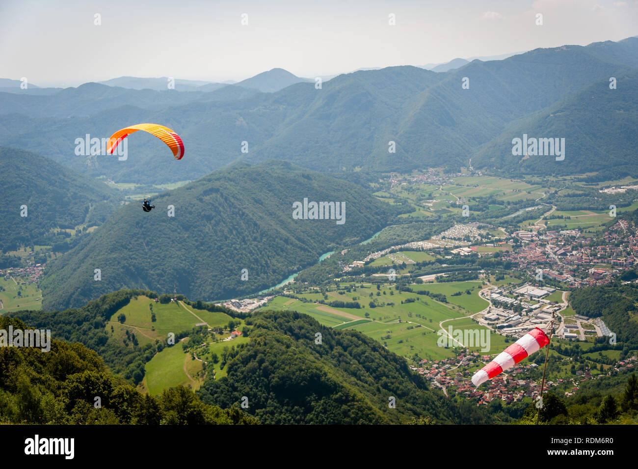 Gleitschirm über Tolmin, Slowenien Stockfoto