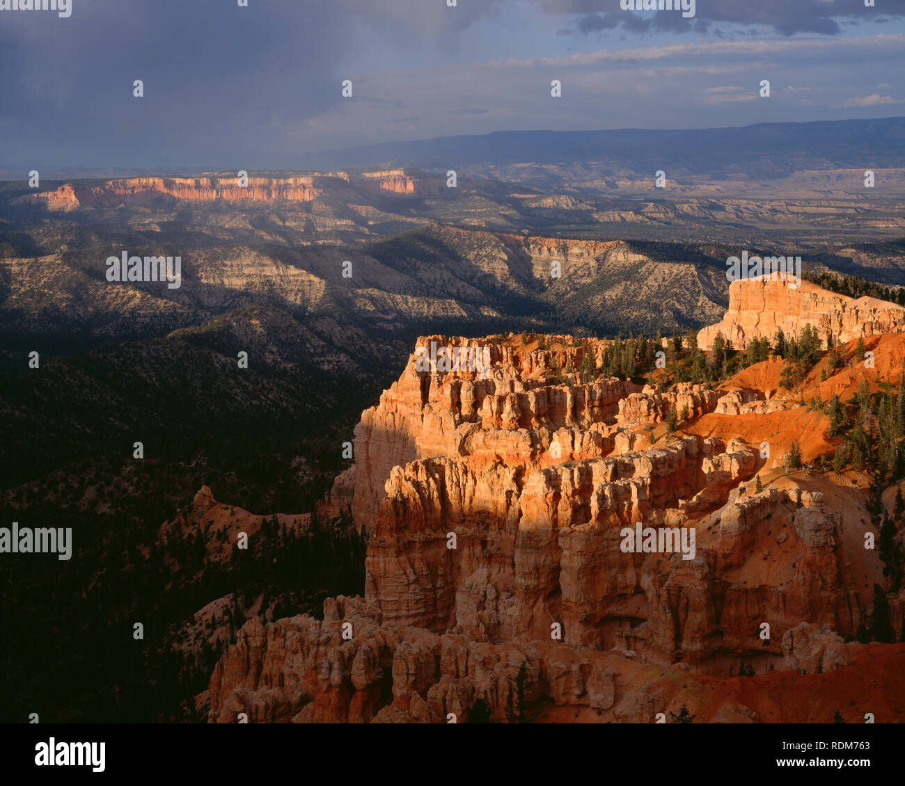 USA, Utah, Bryce Canyon Nationalpark, Sturmwolken über den östlichen Rand des Paunsaugunt Plateau, Blick nach Norden von der Regenbogen. Stockfoto