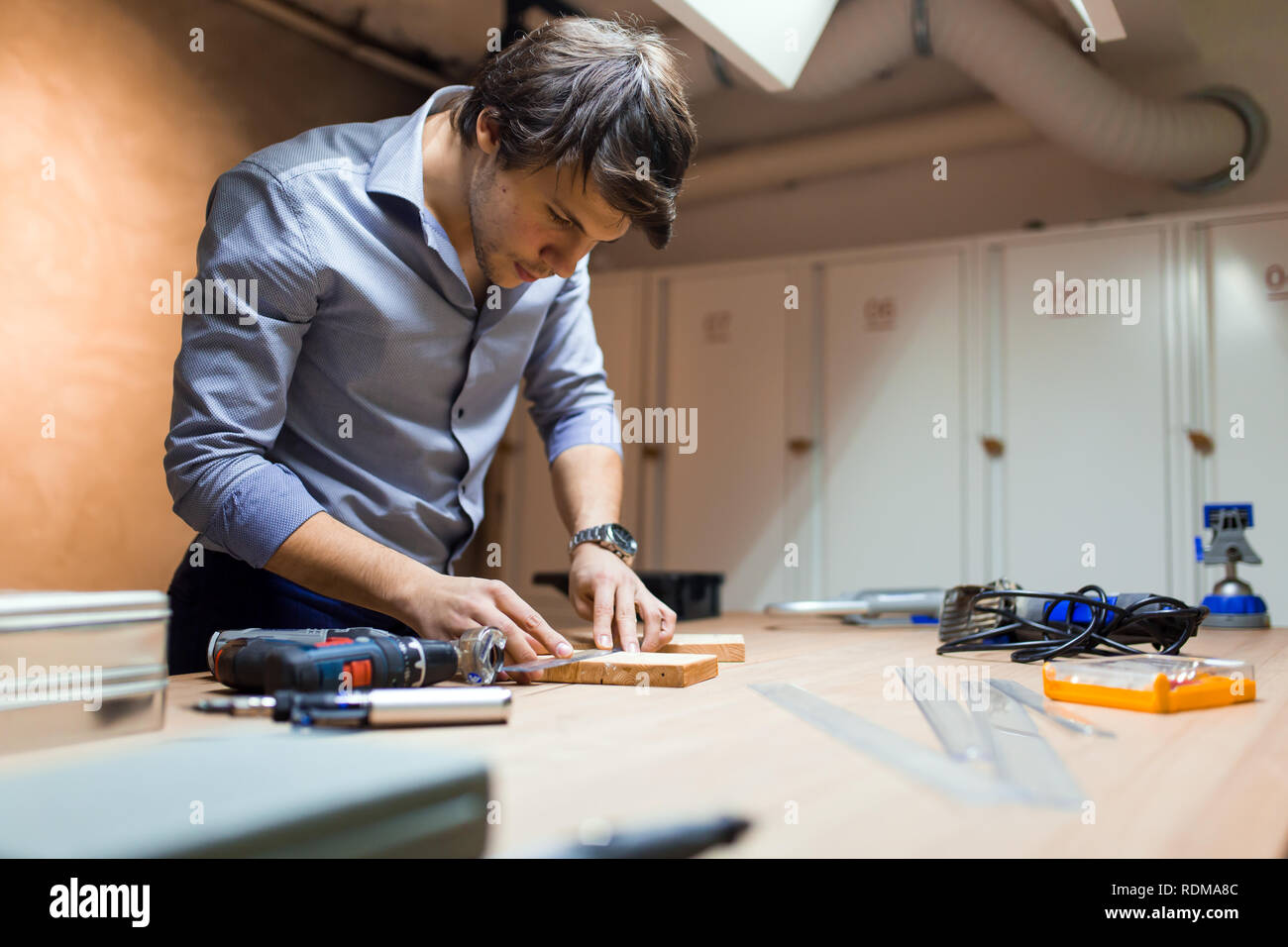 Handwerker arbeiten mit Holz Stockfoto