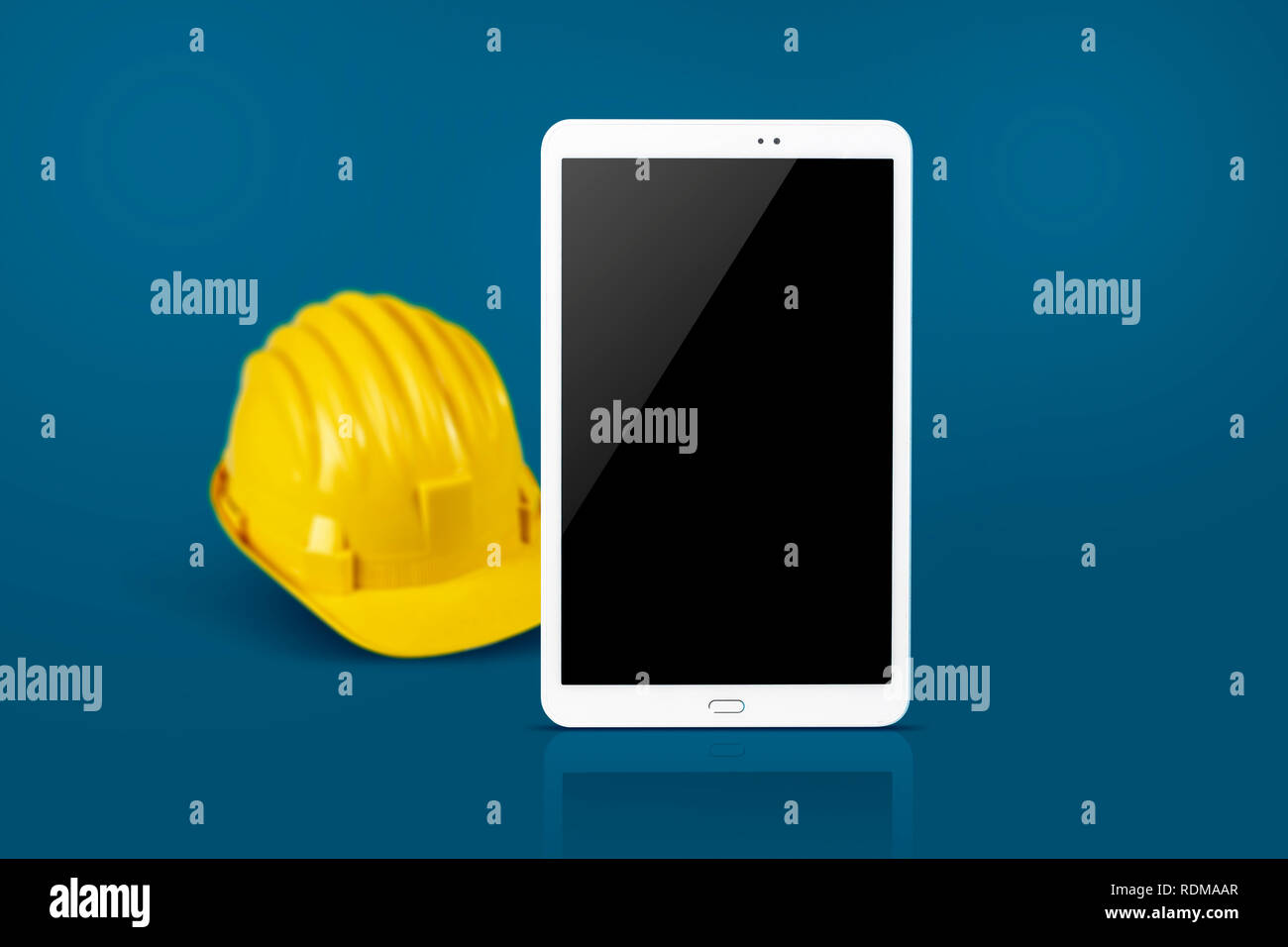 Tablet-PC auf Blau backgroundtablet pc auf blauem Hintergrund isoliert isoliert Stockfoto