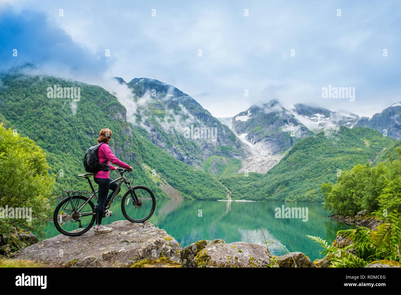 Bike Frau in Norwegen gegen die malerische Landschaft Stockfoto