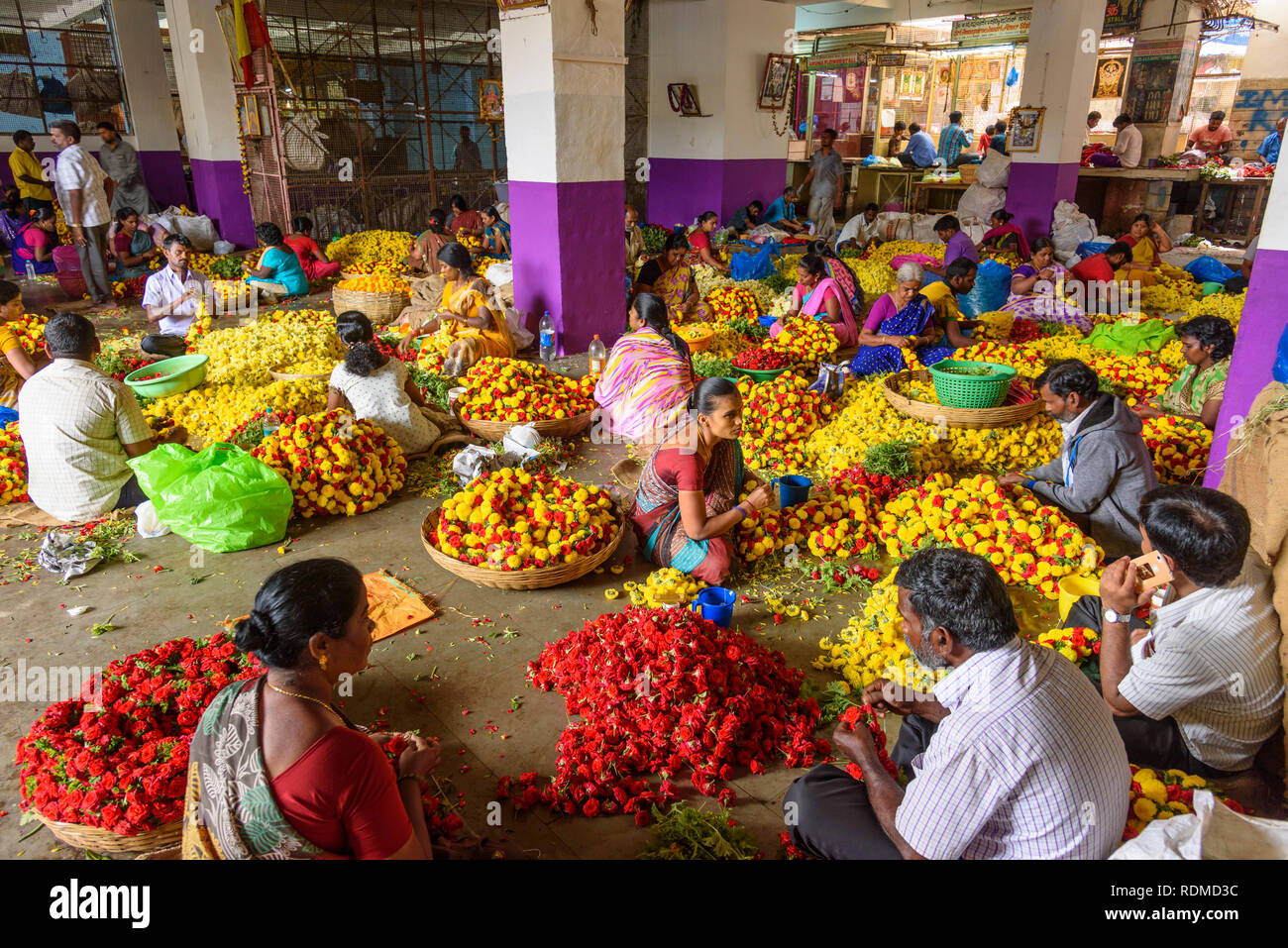 Männer und Frauen, die blumengirlanden, Krishnarajendra Markt, Banaglore, Bangalore, Karnataka, Indien Stockfoto