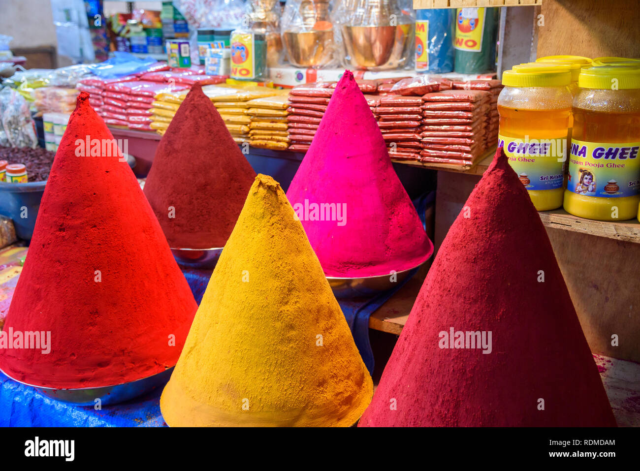 Tilaka und Bindi farbigen Pulver für Verkauf, Krishnarajendra Markt, Banaglore, Bangalore, Karnataka, Indien Stockfoto