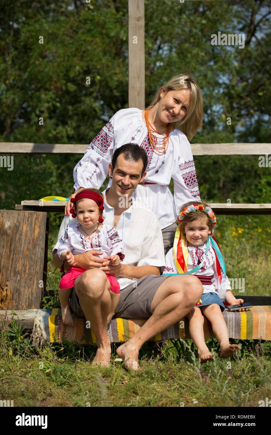 Ukrainische Familie im Freien Stockfoto