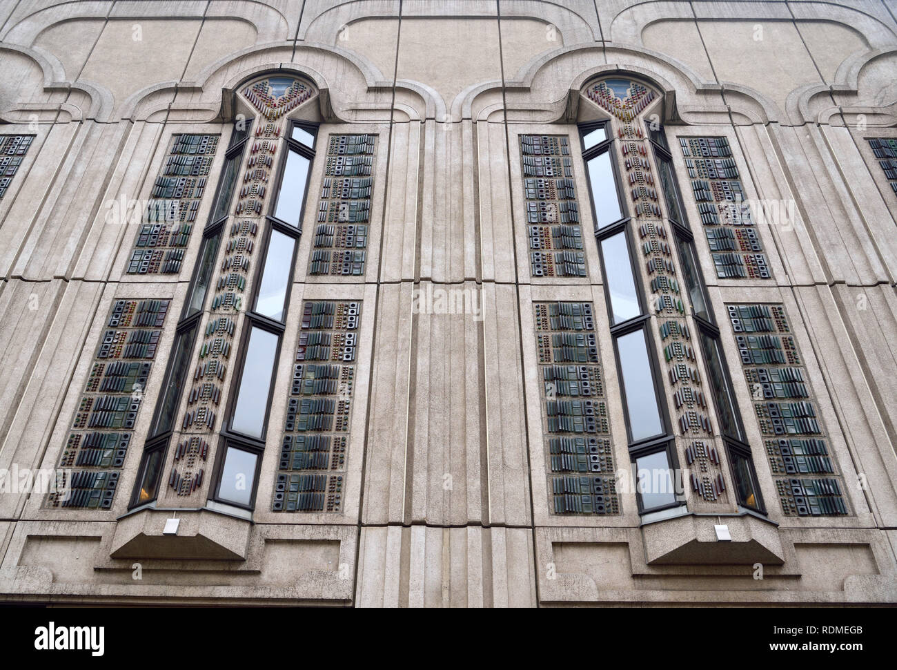 Berlin, Deutschland - 12. November 2018. Außenansicht von Windows Neuer Friedrichstadt-palastes Gebäude in Berlin. Stockfoto