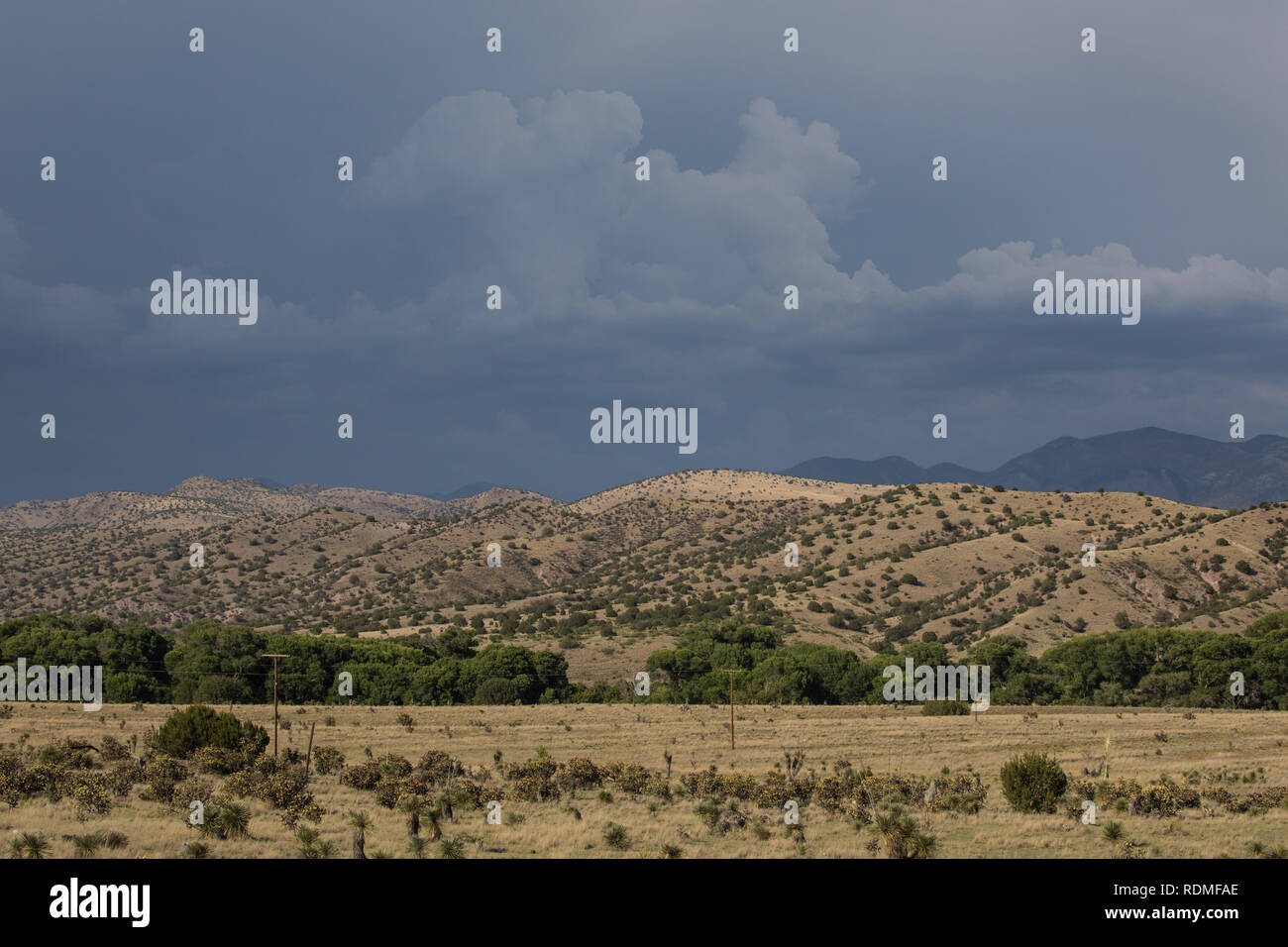 Stürmischen Himmel über dem trockenen Hügeln der Mimbres Valley in New Mexico Stockfoto