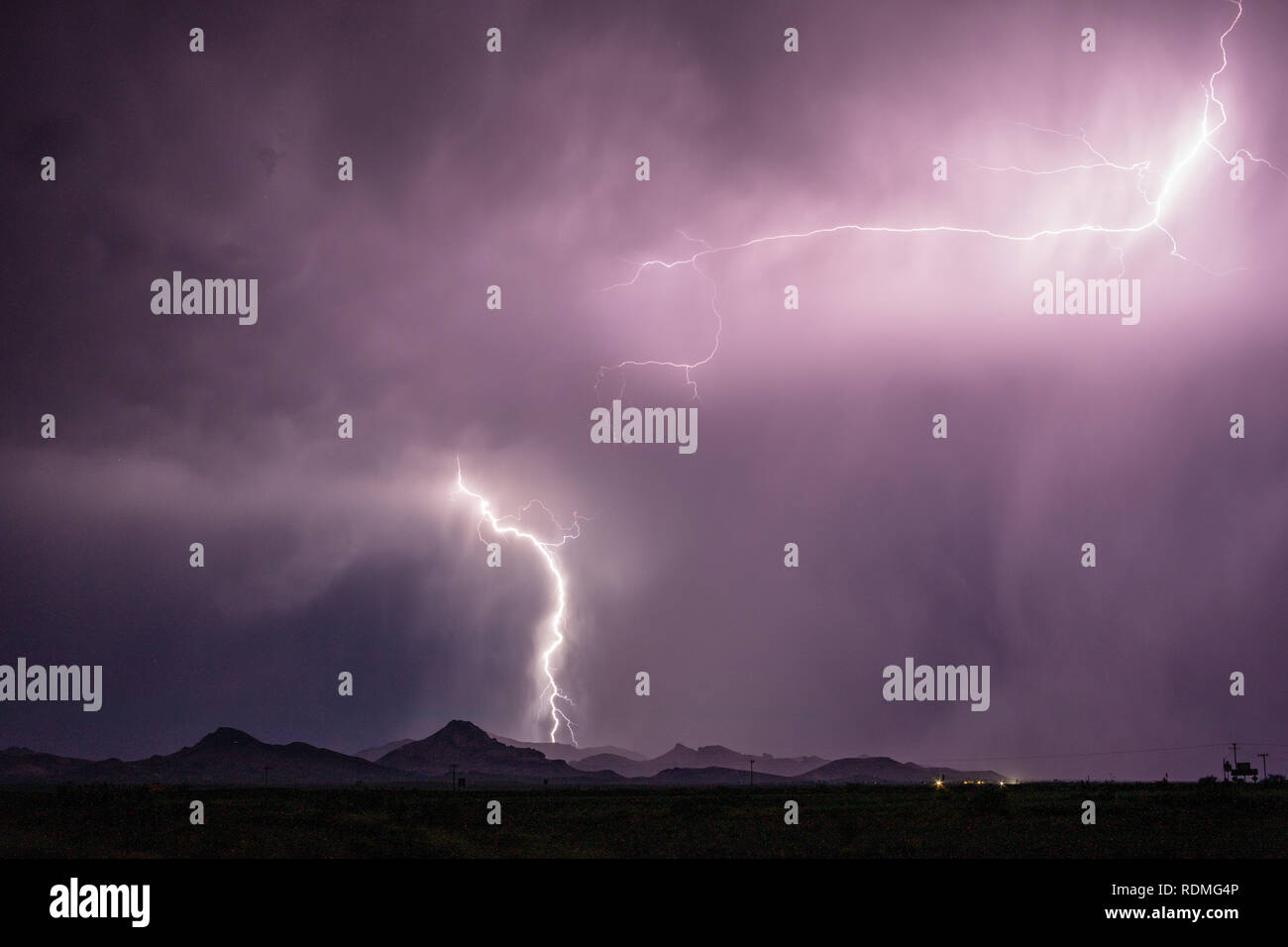 Lange Schraube durch Blitzschlag die kleinen Beil Berge im Süden von New Mexiko während der Monsunzeit Gewitter Stockfoto