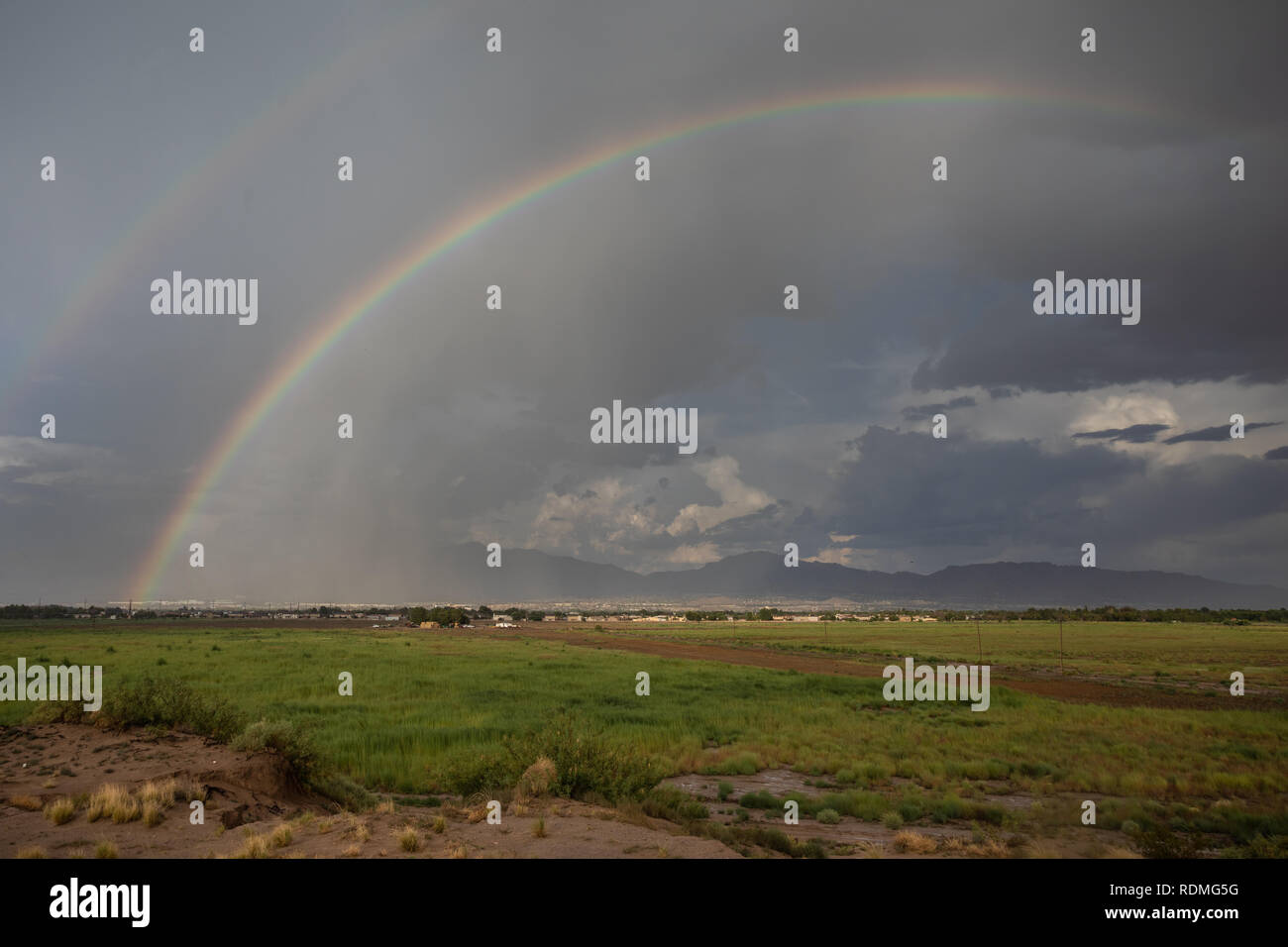 Einen doppelten Regenbogen ziert das Obere Tal von El Paso im Sommer Monsun Stockfoto