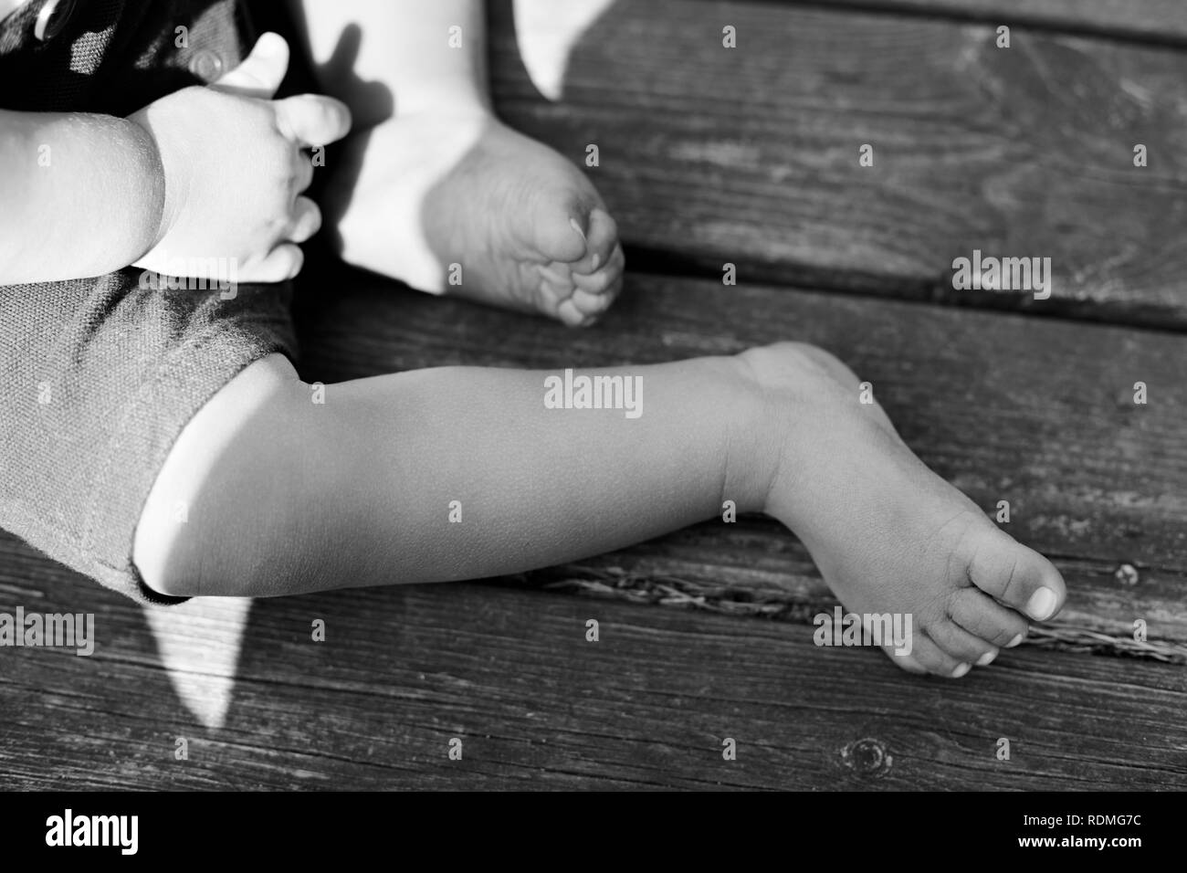 Low-Abschnitt von baby boy sitting Barfuß Stockfoto