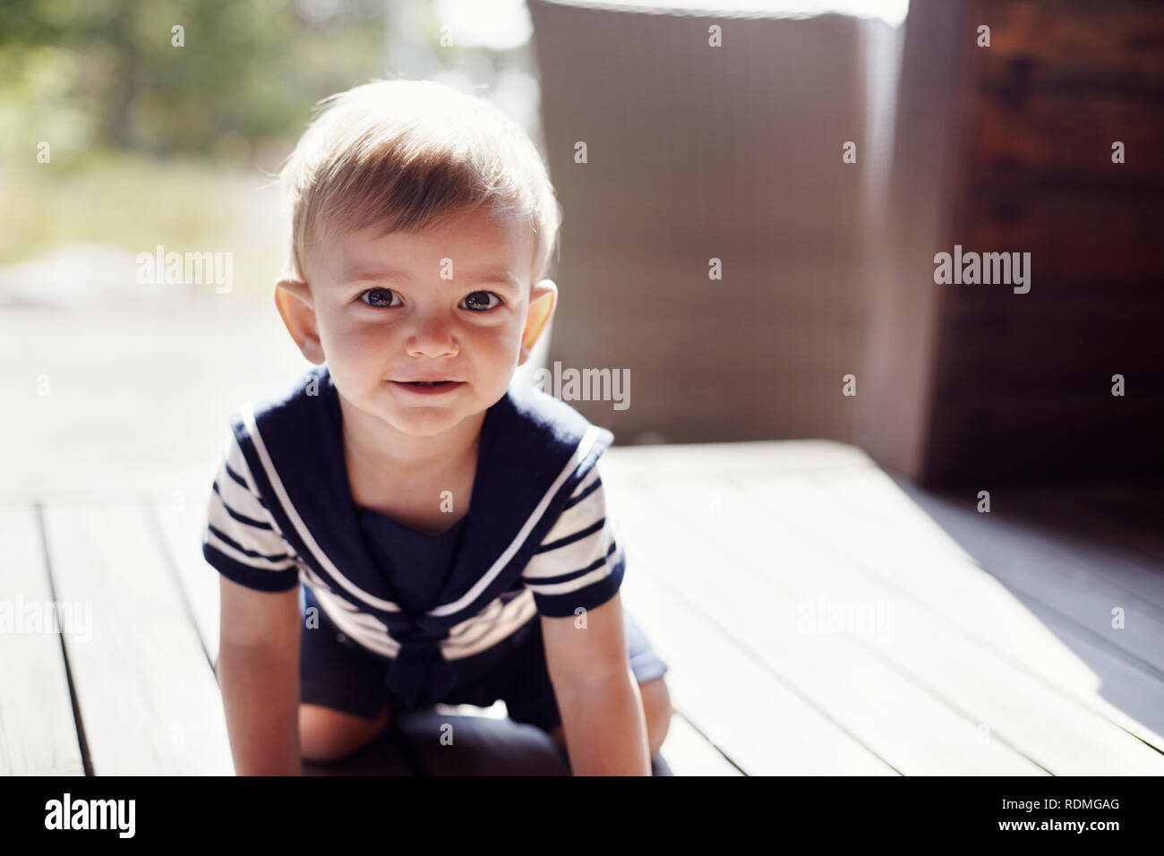 Portrait von baby boy auf der Veranda Stockfoto