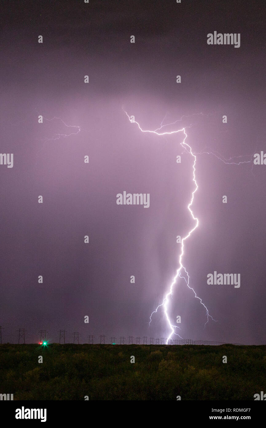 Cloud Blitzeinschläge in der Nähe von Hochspannungsleitungen zu Masse Stockfoto