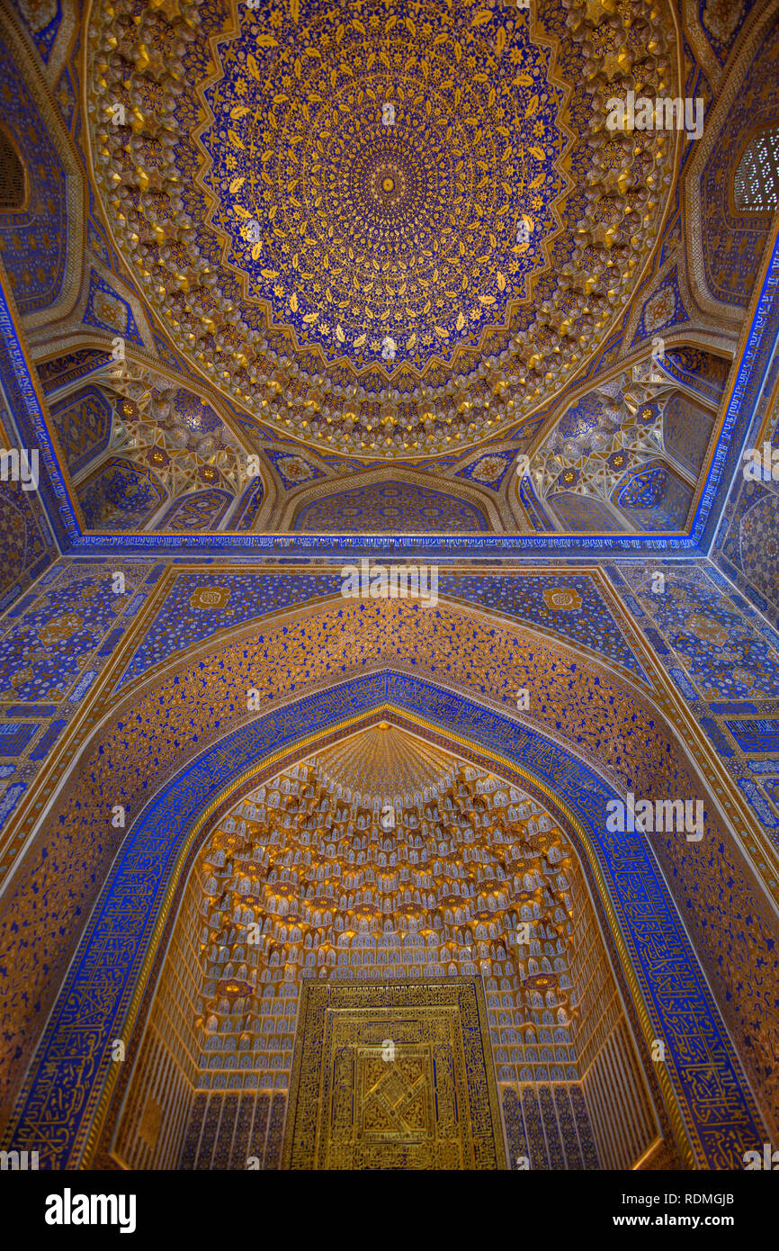 Das Innere einer Madrasa dekoriert mit blau weiß und gold keramische Fliesen in traditionellen islamischen Muster in Samarkand. Stockfoto