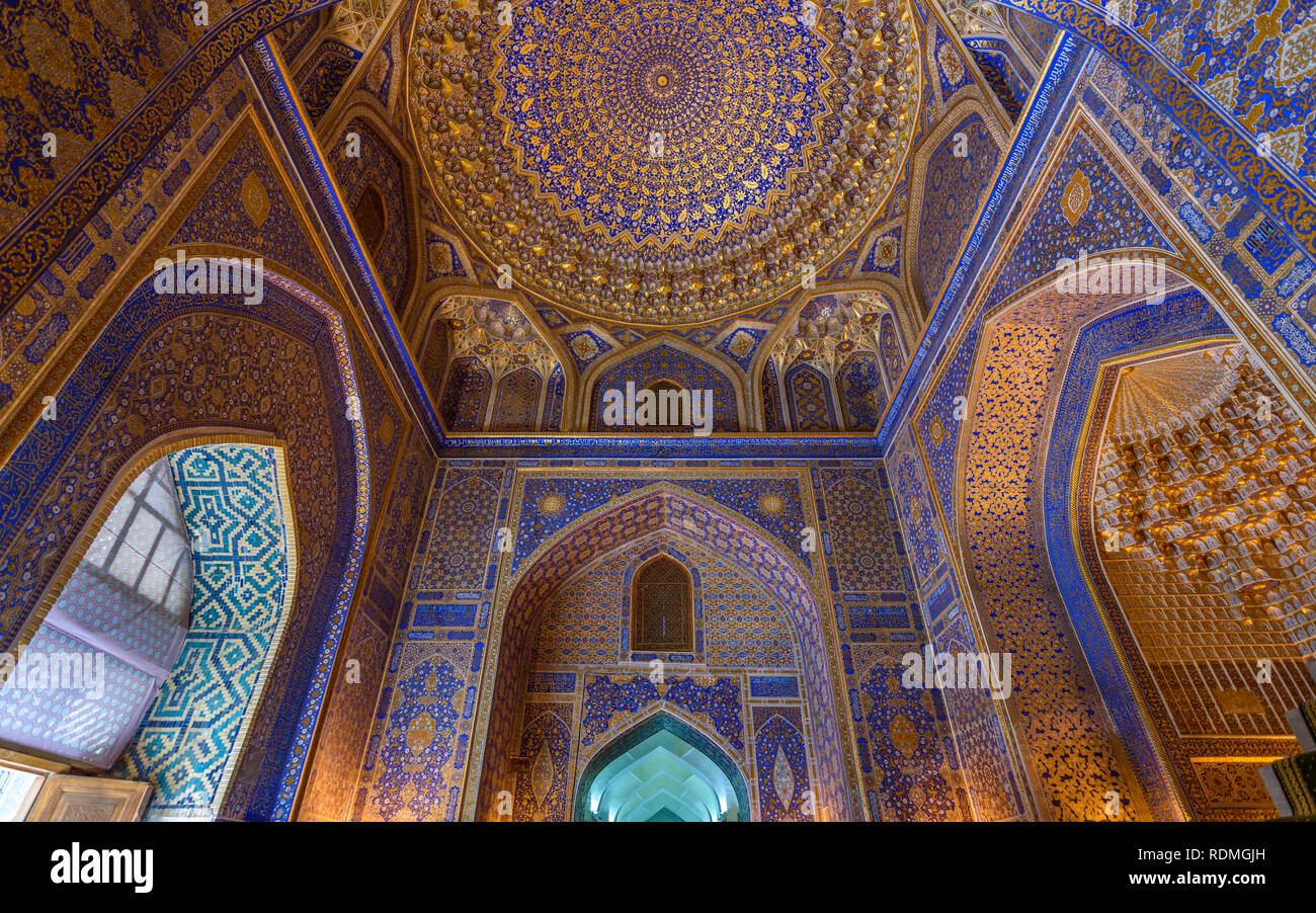Das Innere einer Madrasa dekoriert mit blau weiß und gold keramische Fliesen in traditionellen islamischen Muster in Samarkand. Stockfoto