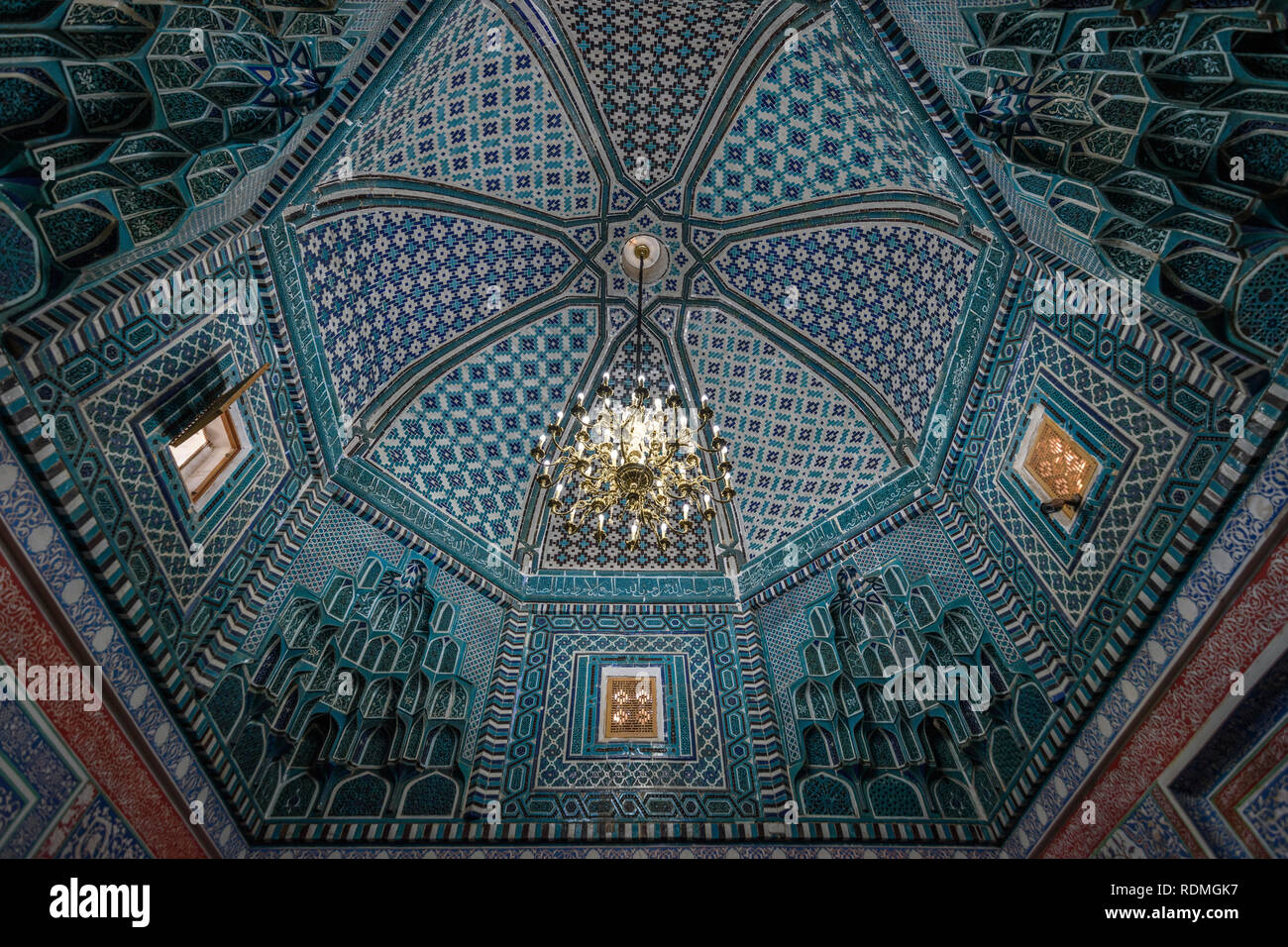 Interieur, Mosaik Muster in einer Kuppel einer Madrasa Gebäude in Samarkand. Stockfoto
