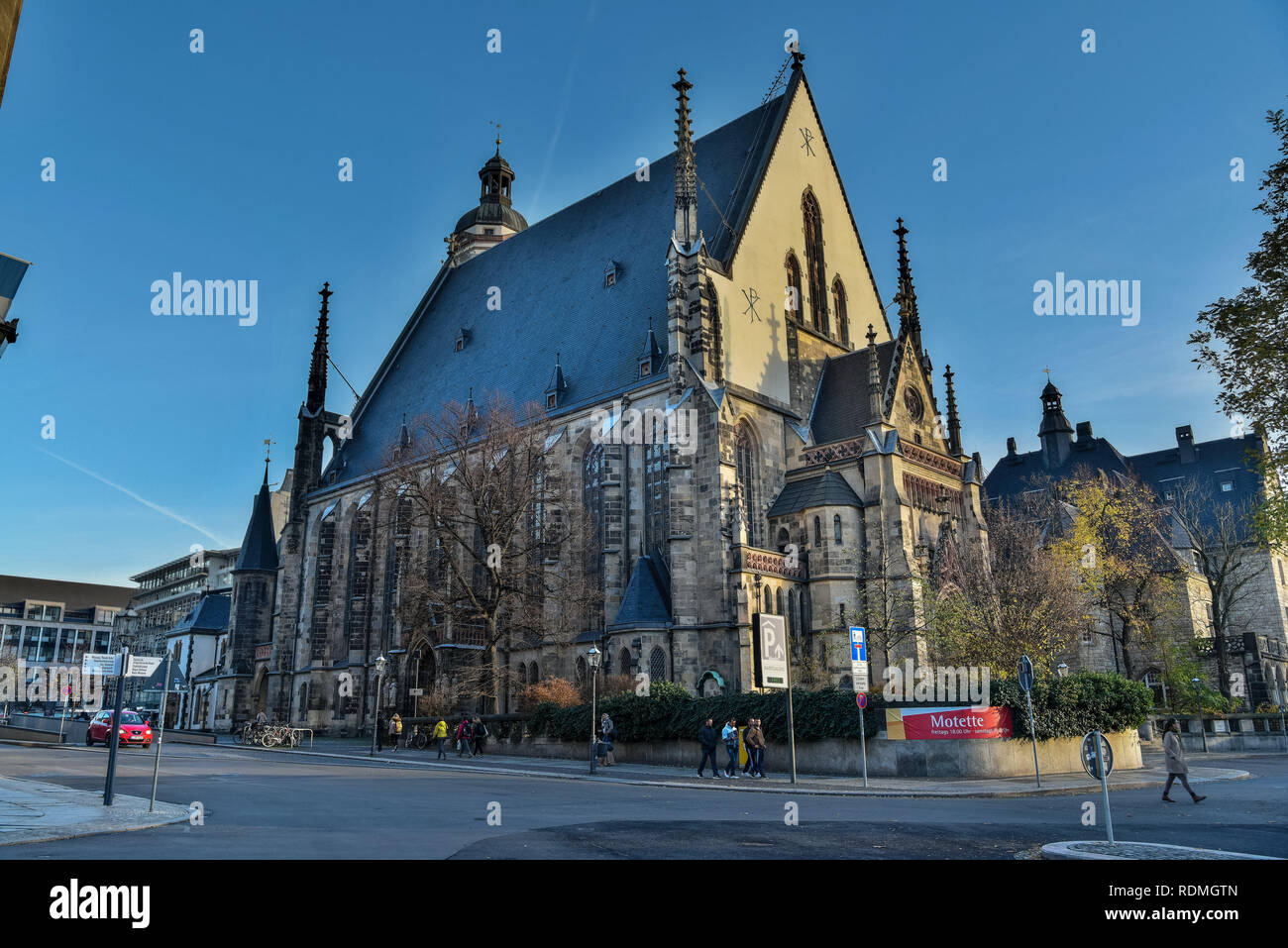 Leipzig, Deutschland - 14 November 2018. Außenansicht der St. Thomas Kirche (Thomaskirche) in Leipzig, mit Menschen und Straßenverkehr. Stockfoto
