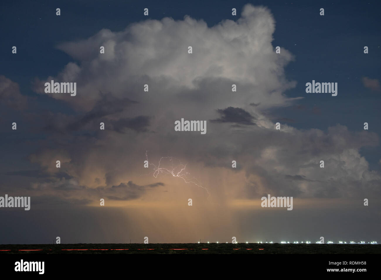 Ein einsamer, vereinzelte Gewitter erzeugt ein kleines Knistern von in-Cloud Blitz in der Nähe von Santa Teresa, New Mexico Stockfoto