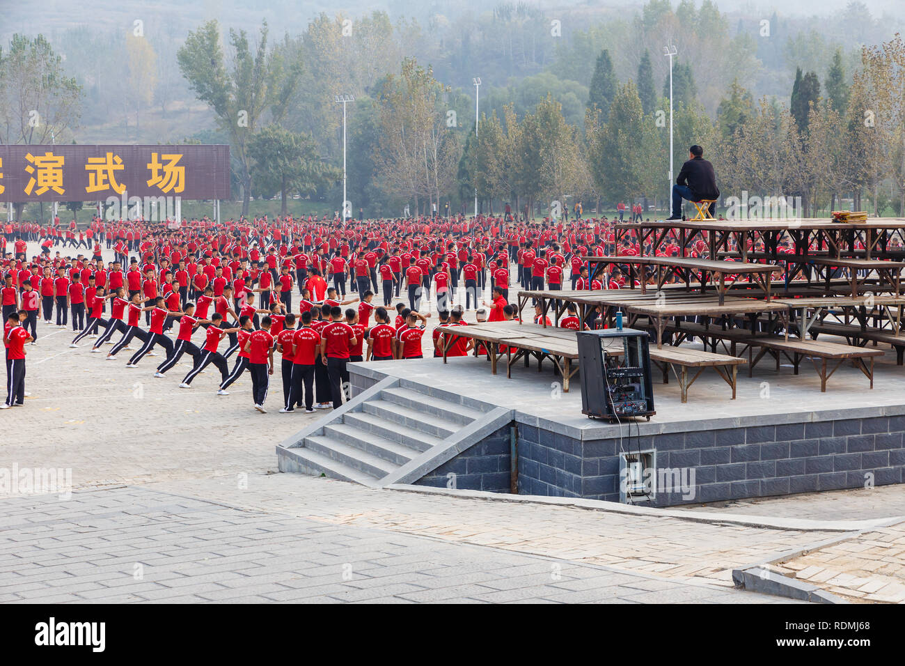 Dengfeng, China - Oktober 16, 2018: Mentor sieht aus wie Studenten sind in Martial Arts School auf dem Platz. Shaolin Tempel. Stockfoto