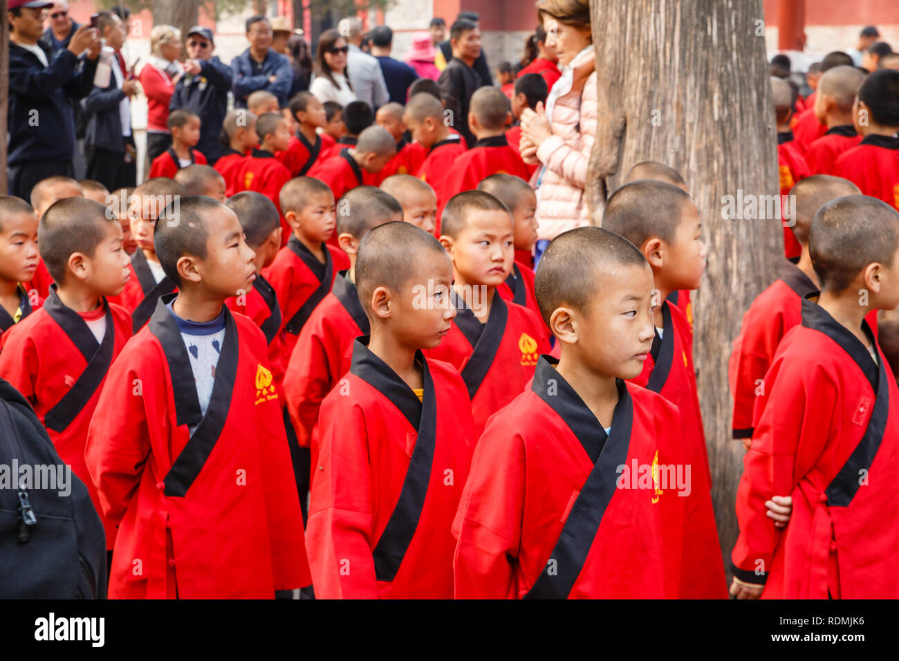 Dengfeng, China - Oktober 16, 2018: Schüler der Martial Arts School sind auf dem Platz in der Nähe des Shaolin Tempel. Stockfoto