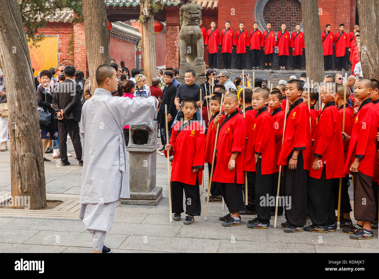 Dengfeng, China - Oktober 16, 2018: Schüler der Martial Arts School stand mit Polen und an ihre Lehrer. Shaolin Tempel. Stockfoto