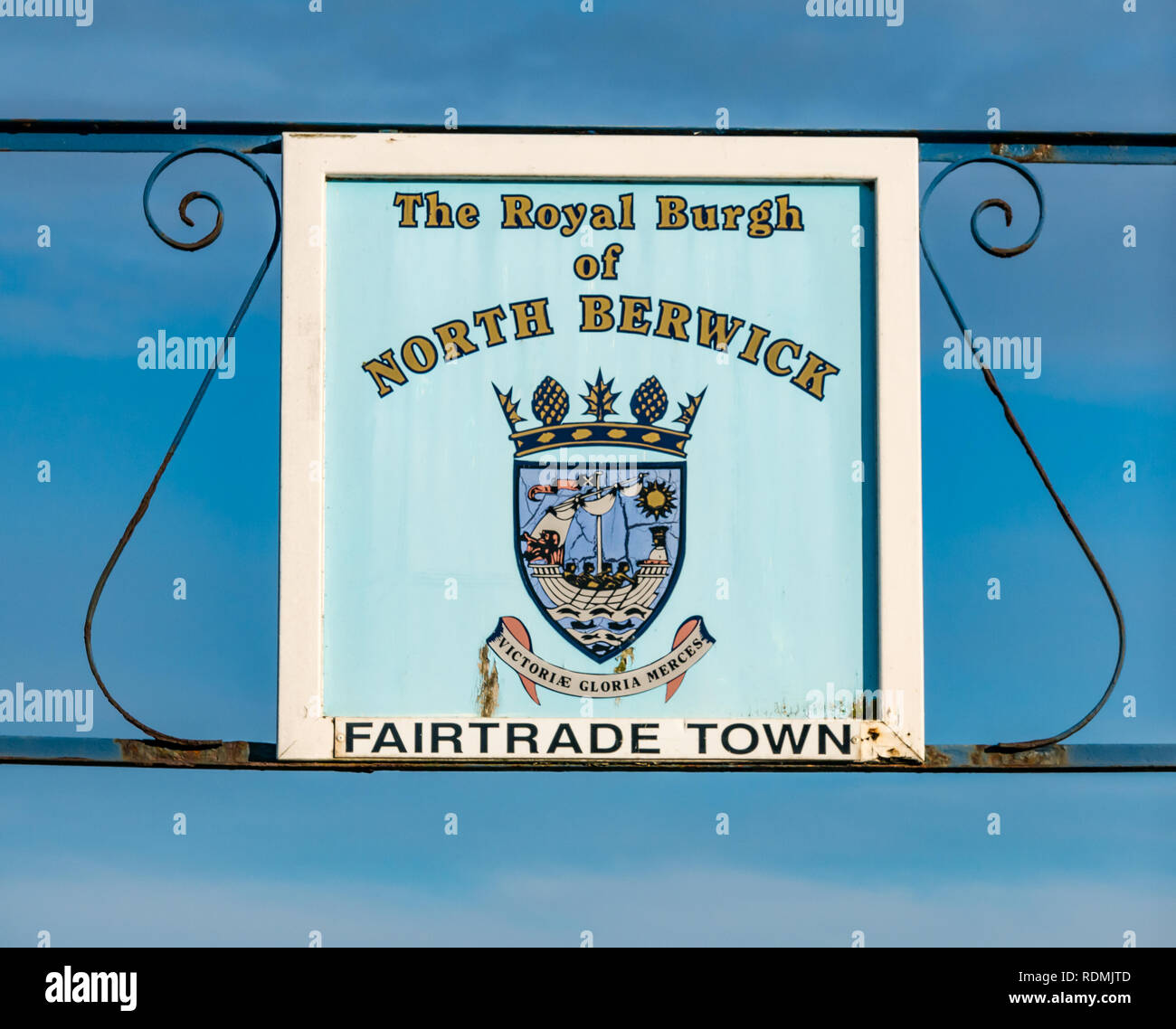 Am Straßenrand getragen Zeichen auf der Straße in North Berwick, mit Royal Burgh von North Berwick, Faritrade Town, East Lothian, Schottland, Großbritannien Stockfoto