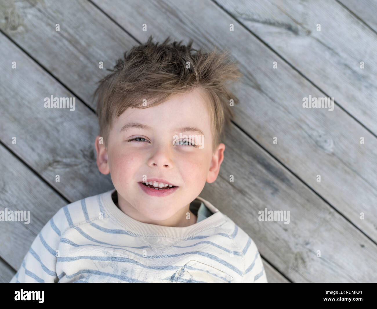 Portrait von Jungen liegen auf der Promenade Stockfoto