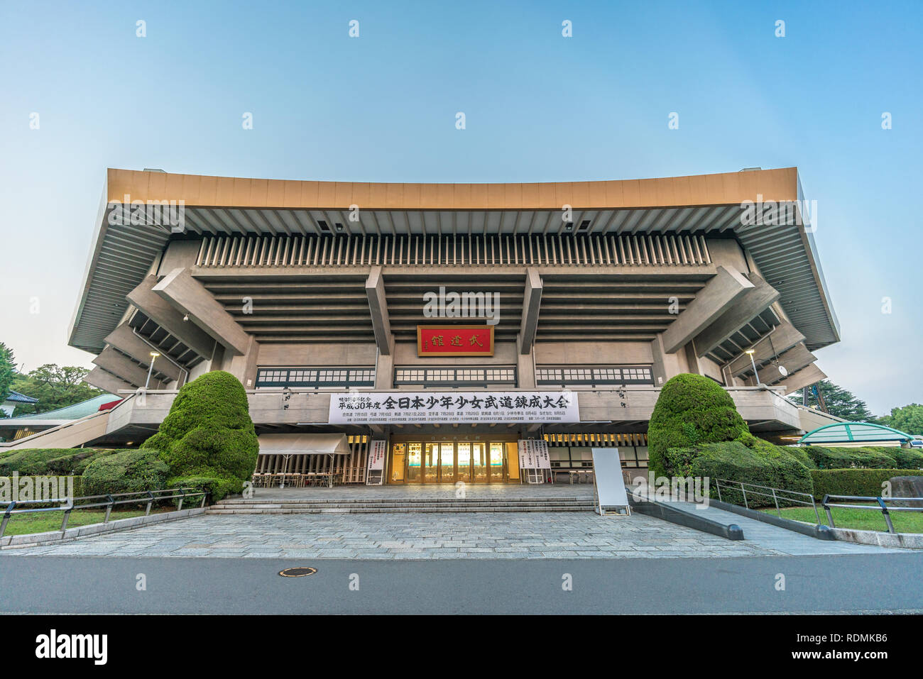 Chiyoda, Tokio - August 3, 2018: Nippon Budokan. Indoor Arena in Kitanomarukoen Park auch als Bühne genutzt. Nach Yumedono Halle modelliert Stockfoto