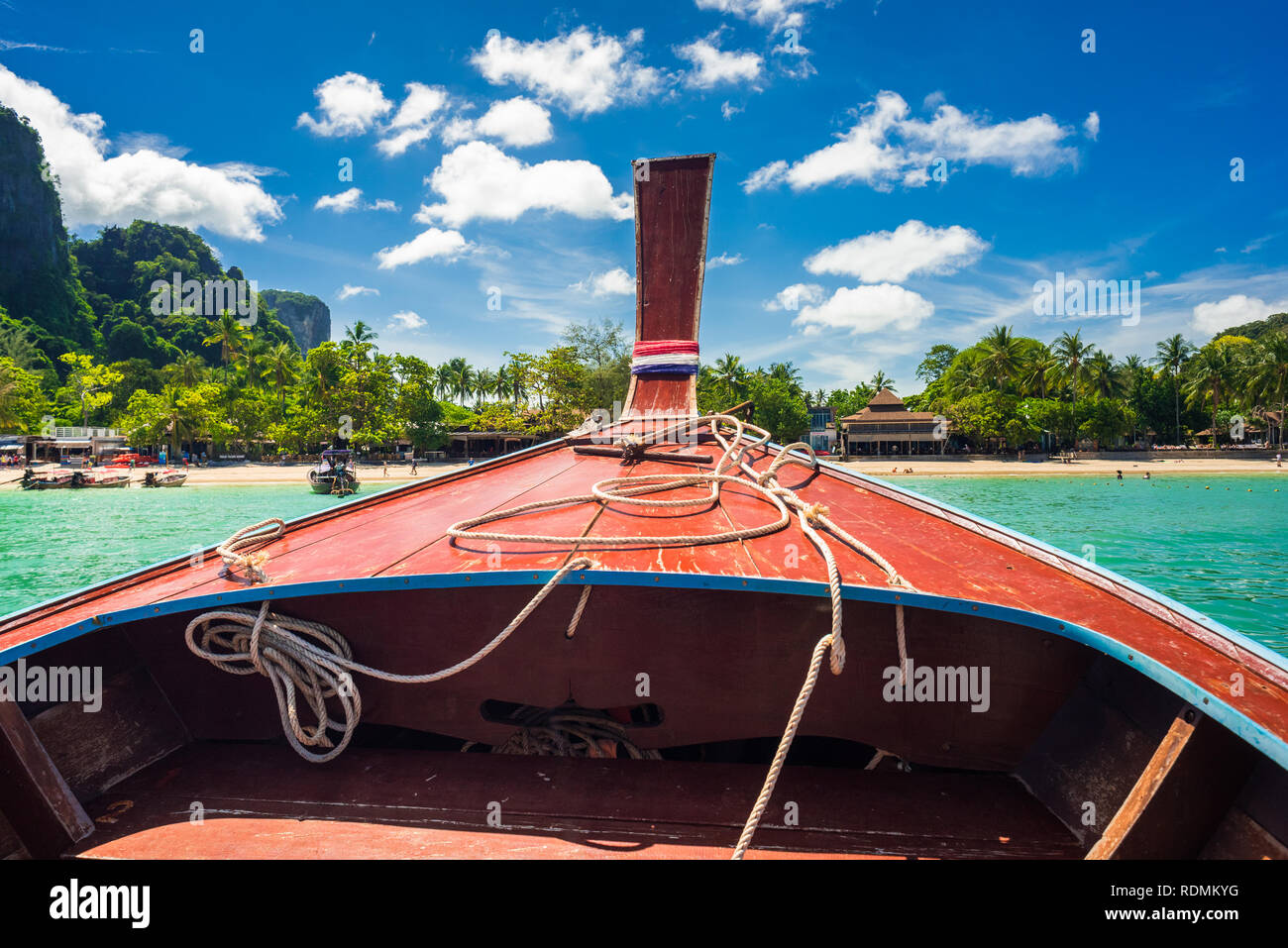 Reisen mit dem long tail Boot nach Railay Beach, Krabi. Urlaub in Thailand Stockfoto