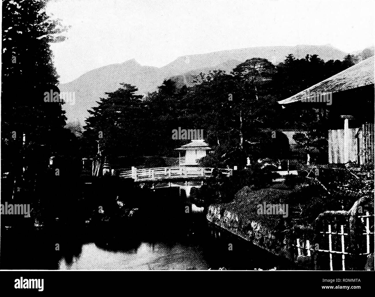 . Europäische und japanische Gärten; Papiere vor dem amerikanischen Institut der Architekten Lesen... Gärten; Garten. Japanische GARTENKUNST (Noten an die Laterne Folien) von K. HONDA MITGLIED DER JAPANISCHEN GARTENBAUGESELLSCHAFT in Japan haben wir viele Arten von Garten Bau, die von verschiedenen Autoren beschrieben worden sind. In diesem Beitrag beschränken wir uns auf die wichtigsten und interessantesten Modelle aus den besten Quellen ausgewählt. Der Süden wird immer als die am besten geeigneten Ex-sition für Wohnungen unter den Japanischen, als der Sommer Brise herrscht in der Regel aus dieser Richtung. Diese Idee ist Stockfoto