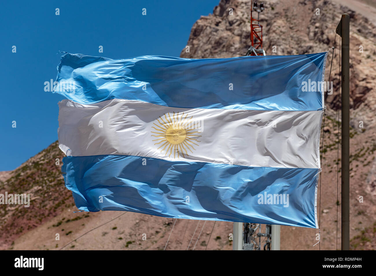 Die argentinische Flagge im starken Wind geblasen. Stockfoto