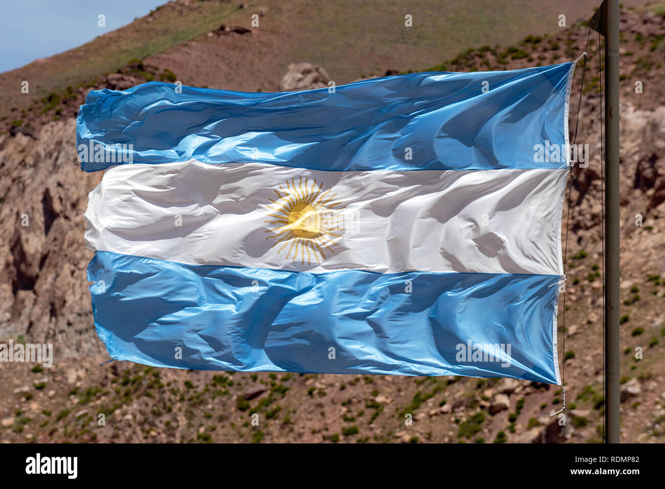 Die argentinische Flagge im starken Wind geblasen. Stockfoto