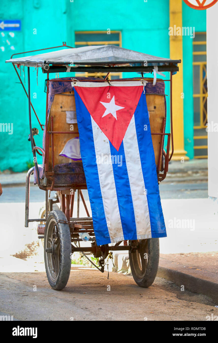 Kubanische Zyklus Taxi mit kubanischen Flagge, Zyklus mit dem Taxi in die  Altstadt von Havanna, Kuba. Dreirad gemacht in ein Taxi. Billig Transport  fahrrad für Einheimische und Touristen in Havanna Stockfotografie -