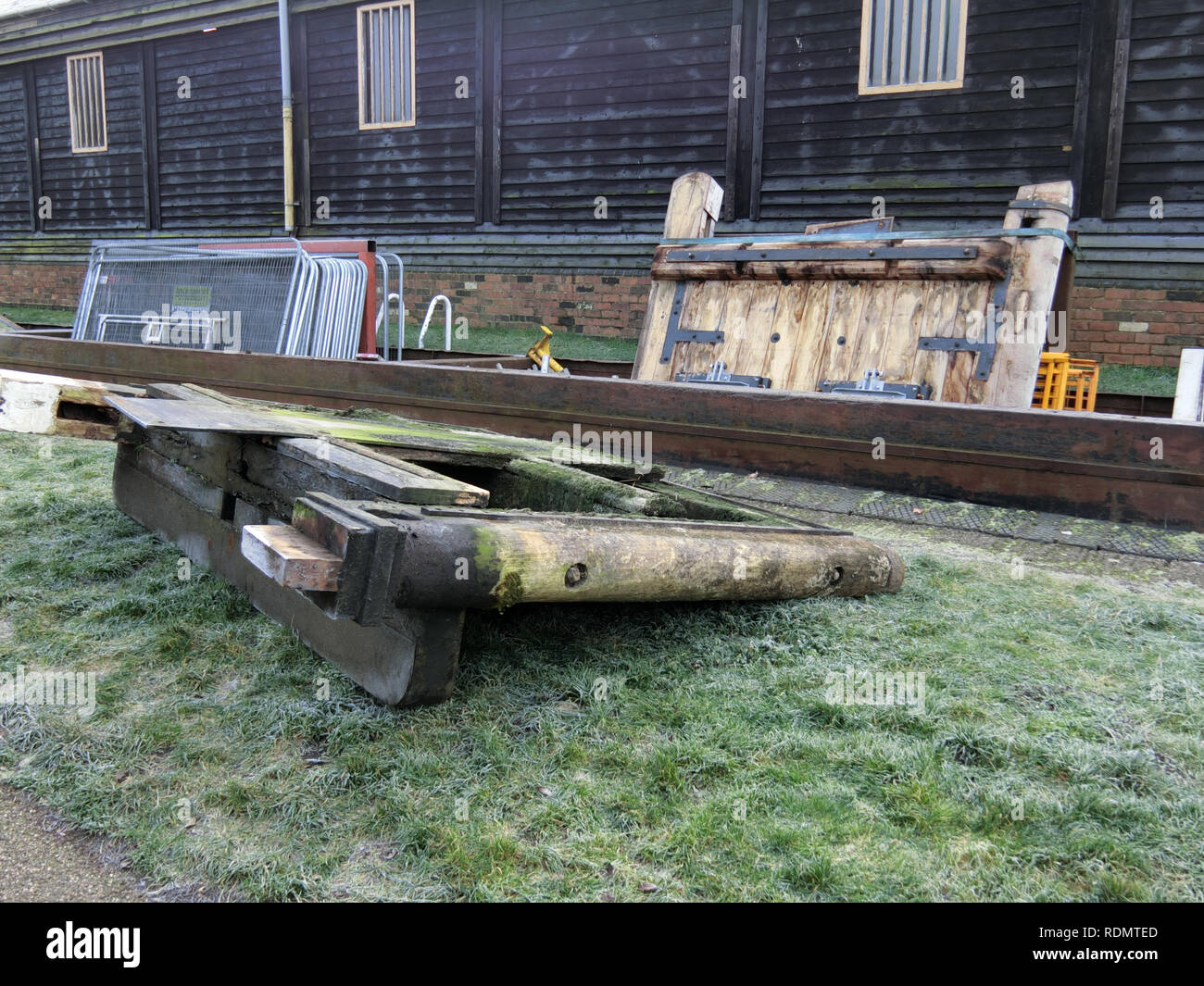 Neue Holz- Ersatz Schleuse Tore, Großbritannien Stockfoto