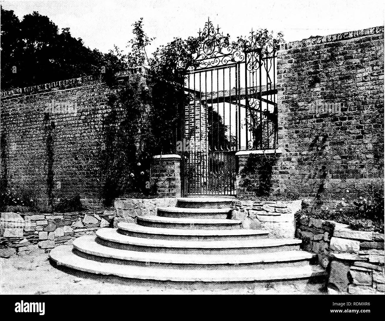 . Gärten für kleine Häuser auf dem Land. Gärten. Abb. 2. - bei WITTERSHAM HAUS. war mein glücklicher Zufall Eingang in ein feines gardene plotte zu haben, "er leider nicht sagen welche Art von Tor ihn lassen, aber wir können uns vorstellen, es war am Ende eines langen Gasse Wie der Elizabethans geliebt. Bei der Planung von Gärten die Tore der Wallanlagen kann oft auf axialen Positionen platziert werden, so dass der volle Wert eines Vista gesichert werden können. Die Gateways in Abb. dargestellte 284 dies zeigen. Walled Gardens sind besonders günstig. Abb. 2 Qi. - An der großen MAYTHAM: HAUPTTOR, ummauerten Garten.. Klagegründe Stockfoto