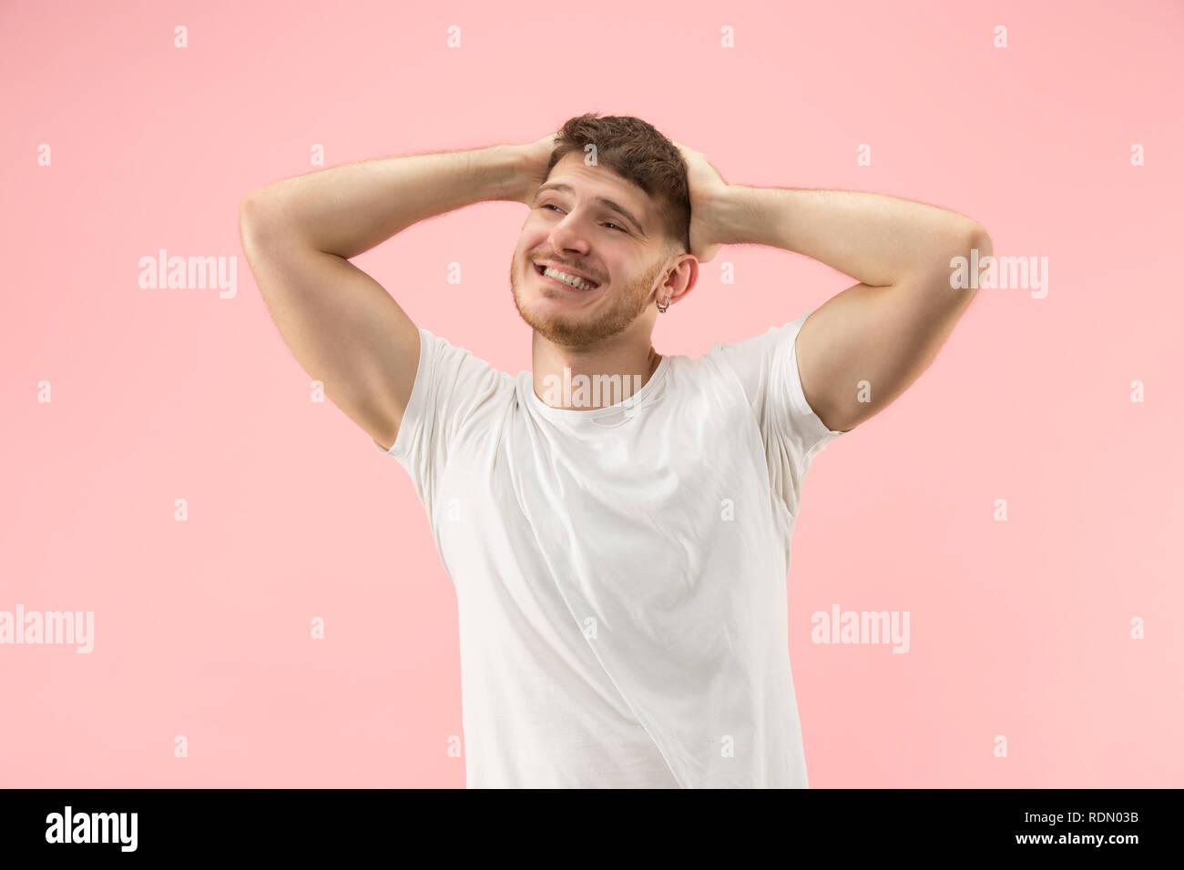 Happy business Mann lächelnd am trendigen Pink Studio Hintergrund isoliert. Schönen männlichen Brustbild. Junger Mann erfüllen. Menschliche Gefühle, Mimik Konzept. Vorderansicht. Stockfoto