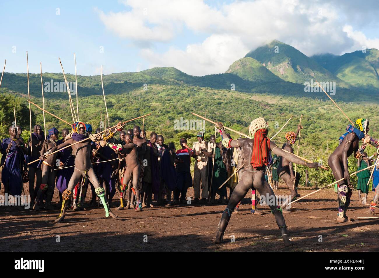 Donga Stick Fighters, Surma Stamm, Tulgit, Omo River Valley, Äthiopien, Afrika Stockfoto